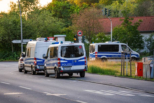 Schüsse gemeldet SEK und BFE im Einsatz Hülse gefunden Mann festgenommen Am 29.06.2026 rückte ein Aufgebot der Polizei ab 20:30 Uhr zum Waldweg in Rüsselsheim am Main aus. Zeugen hatten zuvor Schüsse gemeldet. Das Spezialeinsatzkommando (SEK) und die Beweissicherungs- und Festnahmeeinheit (BFE) durchsuchten eine Wohnung und stellten eine Patronenhülse sicher. Ein Mann wurde widerstandslos festgenommen und in Gewahrsam genommen. Niemand wurde verletzt, der Einsatz dauerte rund eine Stunde. Rüsselsheim am Main Hessen Deutschland *** Shots reported; SEK and BFE on the scene; shell casing found; man arrested. On June 29, 2026, a police contingent was dispatched at 8:30 p.m. to Waldweg in Rüsselsheim am Main. Witnesses had pr