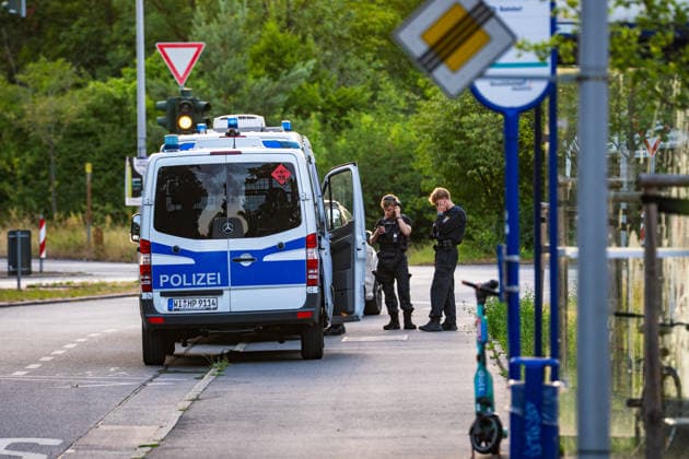 Schüsse gemeldet SEK und BFE im Einsatz Hülse gefunden Mann festgenommen Am 29.06.2026 rückte ein Aufgebot der Polizei ab 20:30 Uhr zum Waldweg in Rüsselsheim am Main aus. Zeugen hatten zuvor Schüsse gemeldet. Das Spezialeinsatzkommando (SEK) und die Beweissicherungs- und Festnahmeeinheit (BFE) durchsuchten eine Wohnung und stellten eine Patronenhülse sicher. Ein Mann wurde widerstandslos festgenommen und in Gewahrsam genommen. Niemand wurde verletzt, der Einsatz dauerte rund eine Stunde. Rüsselsheim am Main Hessen Deutschland *** Shots reported; SEK and BFE on the scene; shell casing found; man arrested. On June 29, 2026, a police contingent was dispatched at 8:30 p.m. to Waldweg in Rüsselsheim am Main. Witnesses had pr