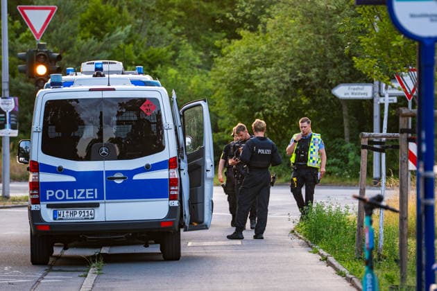 Schüsse gemeldet SEK und BFE im Einsatz Hülse gefunden Mann festgenommen Am 29.06.2026 rückte ein Aufgebot der Polizei ab 20:30 Uhr zum Waldweg in Rüsselsheim am Main aus. Zeugen hatten zuvor Schüsse gemeldet. Das Spezialeinsatzkommando (SEK) und die Beweissicherungs- und Festnahmeeinheit (BFE) durchsuchten eine Wohnung und stellten eine Patronenhülse sicher. Ein Mann wurde widerstandslos festgenommen und in Gewahrsam genommen. Niemand wurde verletzt, der Einsatz dauerte rund eine Stunde. Rüsselsheim am Main Hessen Deutschland *** Shots reported; SEK and BFE on the scene; shell casing found; man arrested. On June 29, 2026, a police contingent was dispatched at 8:30 p.m. to Waldweg in Rüsselsheim am Main. Witnesses had pr