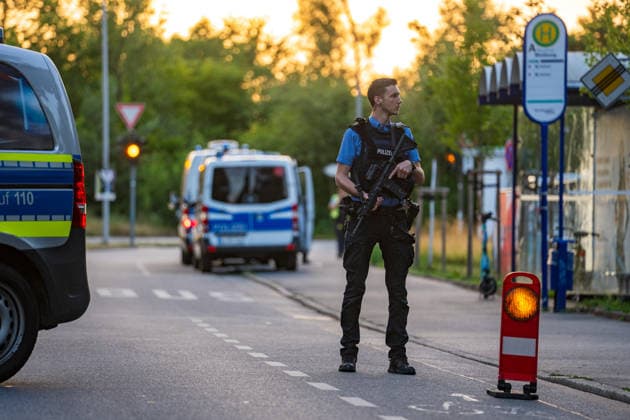 Schüsse gemeldet SEK und BFE im Einsatz Hülse gefunden Mann festgenommen Am 29.06.2026 rückte ein Aufgebot der Polizei ab 20:30 Uhr zum Waldweg in Rüsselsheim am Main aus. Zeugen hatten zuvor Schüsse gemeldet. Das Spezialeinsatzkommando (SEK) und die Beweissicherungs- und Festnahmeeinheit (BFE) durchsuchten eine Wohnung und stellten eine Patronenhülse sicher. Ein Mann wurde widerstandslos festgenommen und in Gewahrsam genommen. Niemand wurde verletzt, der Einsatz dauerte rund eine Stunde. Rüsselsheim am Main Hessen Deutschland *** Shots reported; SEK and BFE on the scene; shell casing found; man arrested. On June 29, 2026, a police contingent was dispatched at 8:30 p.m. to Waldweg in Rüsselsheim am Main. Witnesses had pr