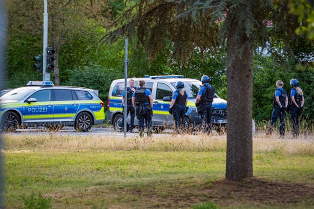 Schüsse gemeldet SEK und BFE im Einsatz Hülse gefunden Mann festgenommen Am 29.06.2026 rückte ein Aufgebot der Polizei ab 20:30 Uhr zum Waldweg in Rüsselsheim am Main aus. Zeugen hatten zuvor Schüsse gemeldet. Das Spezialeinsatzkommando (SEK) und die Beweissicherungs- und Festnahmeeinheit (BFE) durchsuchten eine Wohnung und stellten eine Patronenhülse sicher. Ein Mann wurde widerstandslos festgenommen und in Gewahrsam genommen. Niemand wurde verletzt, der Einsatz dauerte rund eine Stunde. Rüsselsheim am Main Hessen Deutschland *** Shots reported; SEK and BFE on the scene; shell casing found; man arrested. On June 29, 2026, a police contingent was dispatched at 8:30 p.m. to Waldweg in Rüsselsheim am Main. Witnesses had pr
