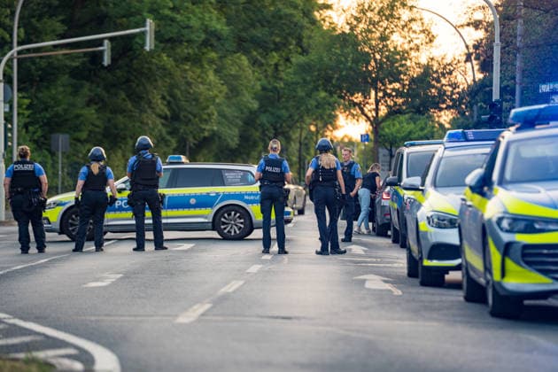 Schüsse gemeldet SEK und BFE im Einsatz Hülse gefunden Mann festgenommen Am 29.06.2026 rückte ein Aufgebot der Polizei ab 20:30 Uhr zum Waldweg in Rüsselsheim am Main aus. Zeugen hatten zuvor Schüsse gemeldet. Das Spezialeinsatzkommando (SEK) und die Beweissicherungs- und Festnahmeeinheit (BFE) durchsuchten eine Wohnung und stellten eine Patronenhülse sicher. Ein Mann wurde widerstandslos festgenommen und in Gewahrsam genommen. Niemand wurde verletzt, der Einsatz dauerte rund eine Stunde. Rüsselsheim am Main Hessen Deutschland *** Shots reported; SEK and BFE on the scene; shell casing found; man arrested. On June 29, 2026, a police contingent was dispatched at 8:30 p.m. to Waldweg in Rüsselsheim am Main. Witnesses had pr