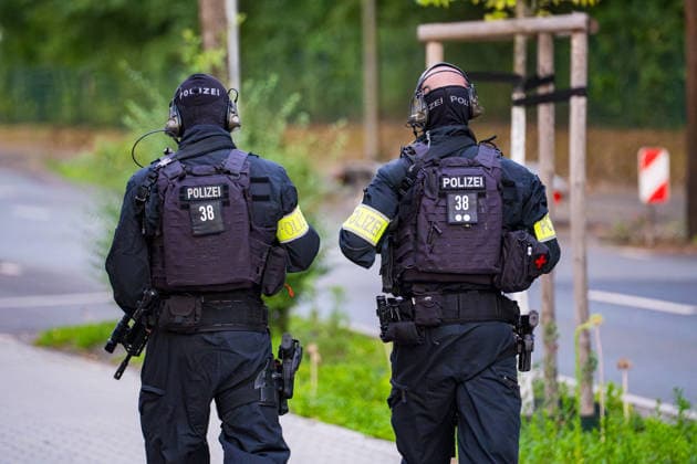 Schüsse gemeldet SEK und BFE im Einsatz Hülse gefunden Mann festgenommen Am 29.06.2026 rückte ein Aufgebot der Polizei ab 20:30 Uhr zum Waldweg in Rüsselsheim am Main aus. Zeugen hatten zuvor Schüsse gemeldet. Das Spezialeinsatzkommando (SEK) und die Beweissicherungs- und Festnahmeeinheit (BFE) durchsuchten eine Wohnung und stellten eine Patronenhülse sicher. Ein Mann wurde widerstandslos festgenommen und in Gewahrsam genommen. Niemand wurde verletzt, der Einsatz dauerte rund eine Stunde. Rüsselsheim am Main Hessen Deutschland *** Shots reported; SEK and BFE on the scene; shell casing found; man arrested. On June 29, 2026, a police contingent was dispatched at 8:30 p.m. to Waldweg in Rüsselsheim am Main. Witnesses had pr