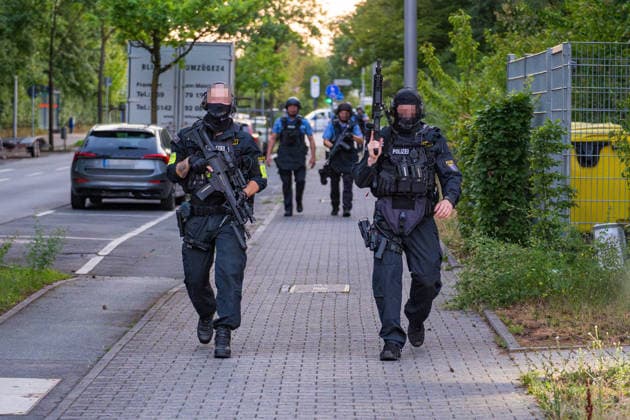 Schüsse gemeldet SEK und BFE im Einsatz Hülse gefunden Mann festgenommen Am 29.06.2026 rückte ein Aufgebot der Polizei ab 20:30 Uhr zum Waldweg in Rüsselsheim am Main aus. Zeugen hatten zuvor Schüsse gemeldet. Das Spezialeinsatzkommando (SEK) und die Beweissicherungs- und Festnahmeeinheit (BFE) durchsuchten eine Wohnung und stellten eine Patronenhülse sicher. Ein Mann wurde widerstandslos festgenommen und in Gewahrsam genommen. Niemand wurde verletzt, der Einsatz dauerte rund eine Stunde. Rüsselsheim am Main Hessen Deutschland *** Shots reported; SEK and BFE on the scene; shell casing found; man arrested. On June 29, 2026, a police contingent was dispatched at 8:30 p.m. to Waldweg in Rüsselsheim am Main. Witnesses had pr