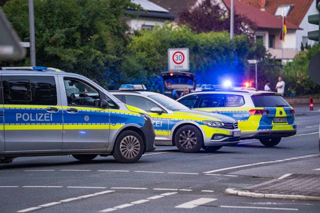 Schüsse gemeldet SEK und BFE im Einsatz Hülse gefunden Mann festgenommen Am 29.06.2026 rückte ein Aufgebot der Polizei ab 20:30 Uhr zum Waldweg in Rüsselsheim am Main aus. Zeugen hatten zuvor Schüsse gemeldet. Das Spezialeinsatzkommando (SEK) und die Beweissicherungs- und Festnahmeeinheit (BFE) durchsuchten eine Wohnung und stellten eine Patronenhülse sicher. Ein Mann wurde widerstandslos festgenommen und in Gewahrsam genommen. Niemand wurde verletzt, der Einsatz dauerte rund eine Stunde. Rüsselsheim am Main Hessen Deutschland *** Shots reported; SEK and BFE on the scene; shell casing found; man arrested. On June 29, 2026, a police contingent was dispatched at 8:30 p.m. to Waldweg in Rüsselsheim am Main. Witnesses had pr