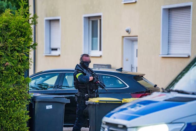 Schüsse gemeldet SEK und BFE im Einsatz Hülse gefunden Mann festgenommen Am 29.06.2026 rückte ein Aufgebot der Polizei ab 20:30 Uhr zum Waldweg in Rüsselsheim am Main aus. Zeugen hatten zuvor Schüsse gemeldet. Das Spezialeinsatzkommando (SEK) und die Beweissicherungs- und Festnahmeeinheit (BFE) durchsuchten eine Wohnung und stellten eine Patronenhülse sicher. Ein Mann wurde widerstandslos festgenommen und in Gewahrsam genommen. Niemand wurde verletzt, der Einsatz dauerte rund eine Stunde. Rüsselsheim am Main Hessen Deutschland *** Shots reported; SEK and BFE on the scene; shell casing found; man arrested. On June 29, 2026, a police contingent was dispatched at 8:30 p.m. to Waldweg in Rüsselsheim am Main. Witnesses had pr