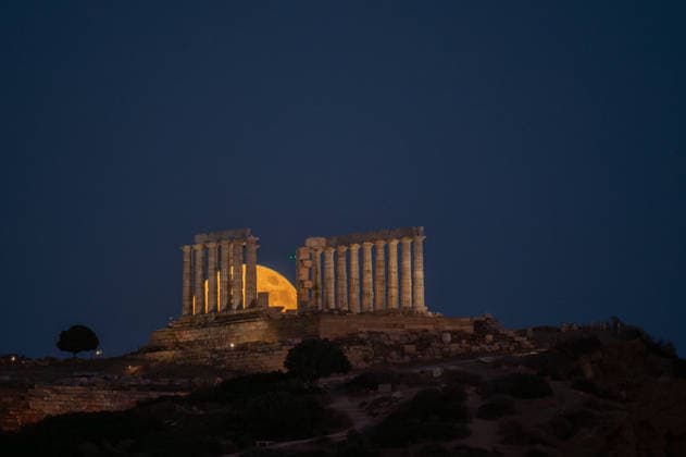 Strawberry moon illuminates Temple of Poseidon at Cape Sounion near Athens The full moon, known as the Strawberry Moon , rises behind the ancient Temple of Poseidon at Cape Sounion, near Athens. Athens Greece Copyright: xNicolasxKoutsokostasxNicolasxKoutsokostasx DSC_202606290102