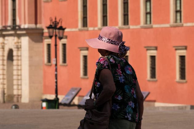 June 29, 2026, Warsaw, Masovian Voivodeship, Poland: A woman in a wide-brimmed hats crosses Castle Square during severe heat in Warsaw, Poland. This was the second day in a row that temperatures in the Polish capital climbed over 35Ã‚Â°C, as a scorching heat dome moves eastwards across Europe, bringing with it record-breaking high temperatures. Warsaw Poland - ZUMAk204 20260629_zip_k204_034 Copyright: xRomanxKozielx