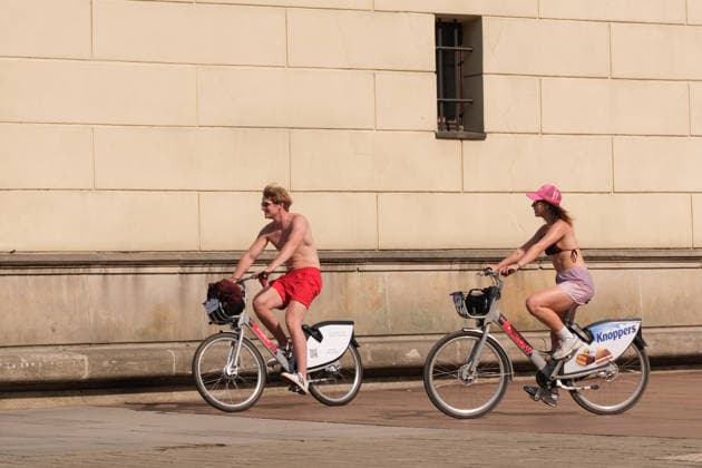 June 29, 2026, Warsaw, Masovian Voivodeship, Poland: People on bicylces cross Castle Square during severe heat in Warsaw, Poland. This was the second day in a row that temperatures in the Polish capital climbed over 35Ã‚Â°C, as a scorching heat dome moves eastwards across Europe, bringing with it record-breaking high temperatures. Warsaw Poland - ZUMAk204 20260629_zip_k204_035 Copyright: xRomanxKozielx