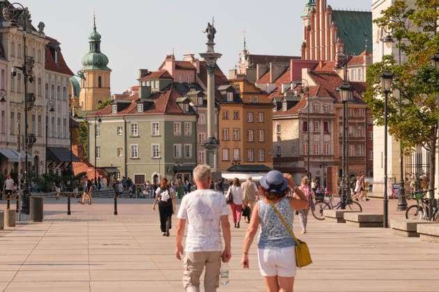 June 29, 2026, Warsaw, Masovian Voivodeship, Poland: People walk towards Castle Square during severe heat in Warsaw, Poland. This was the second day in a row that temperatures in the Polish capital climbed over 35Ã‚Â°C, as a scorching heat dome moves eastwards across Europe, bringing with it record-breaking high temperatures. Warsaw Poland - ZUMAk204 20260629_zip_k204_043 Copyright: xRomanxKozielx