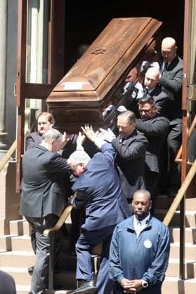 June 29, 2026, New York, New York, USA: The casket of music mogul Clive Davis seen at his funeral held at Central Synagogue in midtown Manhattan. New York USA  - ZUMAk03_ 20260629_zaf_k03_070 Copyright: xNancyxKaszermanx