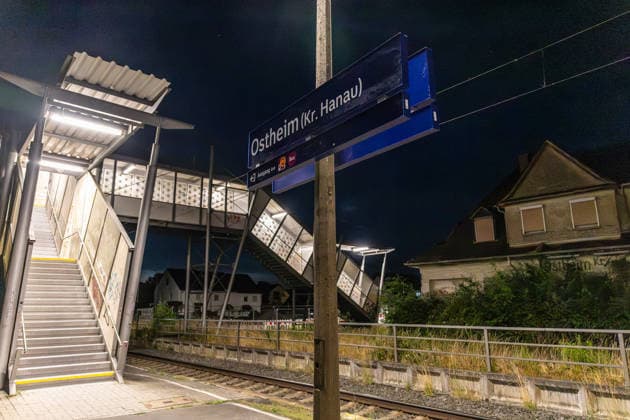 Frau von Güterzug erfasst schwer verletzt ADAC-Hubschrauber im Einsatz Am 29.06.2026 wurde eine Frau in Nidderau-Ostheim beim Überqueren der Gleise kurz nach dem Bahnhof Nidderau-Ostheim von einem Güterzug erfasst und schwer verletzt. Der Güterzug leitete sofort eine Bremsung ein und kam erst nach rund 1000 Metern im Bereich der Bahnhofstraße in Nidderau-Windecken zum Stehen. Die Verletzte wurde vom Notarzt versorgt und mit dem Rettungswagen zum Sportplatz in Ostheim transportiert. Die Feuerwehr leuchtete dort die Landezone aus; ein nachflugtauglicher ADAC-Rettungshubschrauber übernahm die Patientin und flog sie in ein Krankenhaus. Nidderau Ostheim Hessen Deutschland *** Woman Struck by Freight Train, Seriously Injured; ADAC H