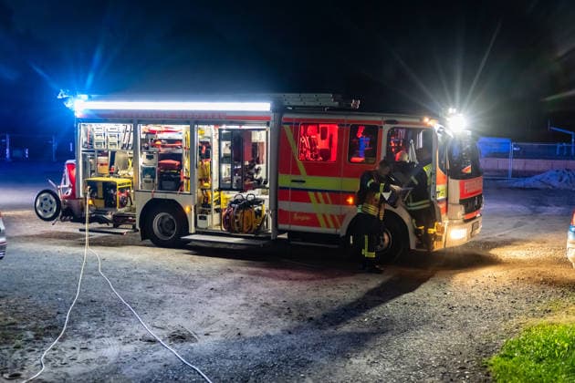 Frau von Güterzug erfasst schwer verletzt ADAC-Hubschrauber im Einsatz Am 29.06.2026 wurde eine Frau in Nidderau-Ostheim beim Überqueren der Gleise kurz nach dem Bahnhof Nidderau-Ostheim von einem Güterzug erfasst und schwer verletzt. Der Güterzug leitete sofort eine Bremsung ein und kam erst nach rund 1000 Metern im Bereich der Bahnhofstraße in Nidderau-Windecken zum Stehen. Die Verletzte wurde vom Notarzt versorgt und mit dem Rettungswagen zum Sportplatz in Ostheim transportiert. Die Feuerwehr leuchtete dort die Landezone aus; ein nachflugtauglicher ADAC-Rettungshubschrauber übernahm die Patientin und flog sie in ein Krankenhaus. Nidderau Ostheim Hessen Deutschland *** Woman Struck by Freight Train, Seriously Injured; ADAC H