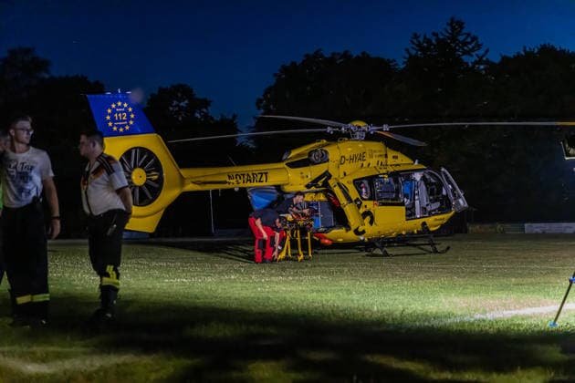 Frau von Güterzug erfasst schwer verletzt ADAC-Hubschrauber im Einsatz Am 29.06.2026 wurde eine Frau in Nidderau-Ostheim beim Überqueren der Gleise kurz nach dem Bahnhof Nidderau-Ostheim von einem Güterzug erfasst und schwer verletzt. Der Güterzug leitete sofort eine Bremsung ein und kam erst nach rund 1000 Metern im Bereich der Bahnhofstraße in Nidderau-Windecken zum Stehen. Die Verletzte wurde vom Notarzt versorgt und mit dem Rettungswagen zum Sportplatz in Ostheim transportiert. Die Feuerwehr leuchtete dort die Landezone aus; ein nachflugtauglicher ADAC-Rettungshubschrauber übernahm die Patientin und flog sie in ein Krankenhaus. Nidderau Ostheim Hessen Deutschland *** Woman Struck by Freight Train, Seriously Injured; ADAC H