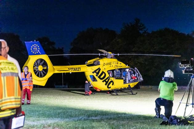 Frau von Güterzug erfasst schwer verletzt ADAC-Hubschrauber im Einsatz Am 29.06.2026 wurde eine Frau in Nidderau-Ostheim beim Überqueren der Gleise kurz nach dem Bahnhof Nidderau-Ostheim von einem Güterzug erfasst und schwer verletzt. Der Güterzug leitete sofort eine Bremsung ein und kam erst nach rund 1000 Metern im Bereich der Bahnhofstraße in Nidderau-Windecken zum Stehen. Die Verletzte wurde vom Notarzt versorgt und mit dem Rettungswagen zum Sportplatz in Ostheim transportiert. Die Feuerwehr leuchtete dort die Landezone aus; ein nachflugtauglicher ADAC-Rettungshubschrauber übernahm die Patientin und flog sie in ein Krankenhaus. Nidderau Ostheim Hessen Deutschland *** Woman Struck by Freight Train, Seriously Injured; ADAC H