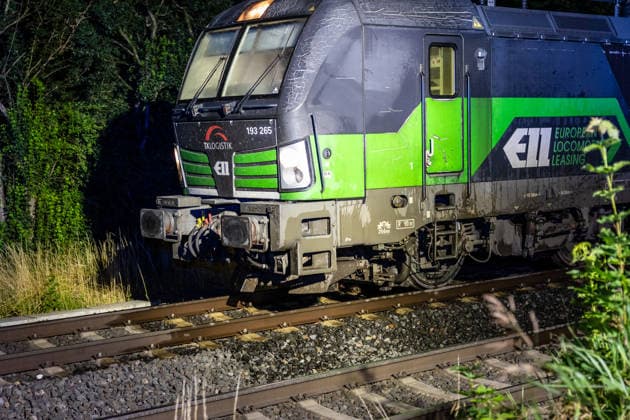Frau von Güterzug erfasst schwer verletzt ADAC-Hubschrauber im Einsatz Am 29.06.2026 wurde eine Frau in Nidderau-Ostheim beim Überqueren der Gleise kurz nach dem Bahnhof Nidderau-Ostheim von einem Güterzug erfasst und schwer verletzt. Der Güterzug leitete sofort eine Bremsung ein und kam erst nach rund 1000 Metern im Bereich der Bahnhofstraße in Nidderau-Windecken zum Stehen. Die Verletzte wurde vom Notarzt versorgt und mit dem Rettungswagen zum Sportplatz in Ostheim transportiert. Die Feuerwehr leuchtete dort die Landezone aus; ein nachflugtauglicher ADAC-Rettungshubschrauber übernahm die Patientin und flog sie in ein Krankenhaus. Nidderau Ostheim Hessen Deutschland *** Woman Struck by Freight Train, Seriously Injured; ADAC H