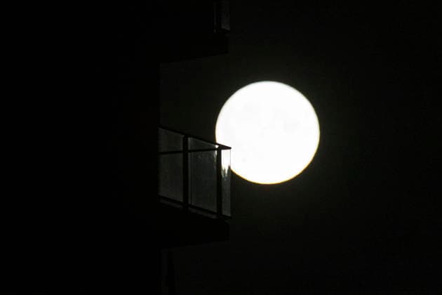 Strawberry Full Moon Rises Over The Netherlands The Strawberry full moon appears behind a balcony of high building, the first full moon of summer, rises in the Netherlands while June s full moon will be the lowest-hanging full moon of the year. Close-up of the full moon, nicknamed as Strawberry moon seen rising over the Dutch city of Eindhoven, between buildings and street lights. The moon is earth s natural satellite, illuminating the night sky. The Moon is an astronomical body orbiting Earth and is the planet s only natural satellite known as Selene or Luna. Eindhoven, Netherlands on June 30, 2026 Eindhoven Netherlands  Copyright: xNicolasxEconomoux originalFilename: oikonomou-notitle260630_npA6s.jpg