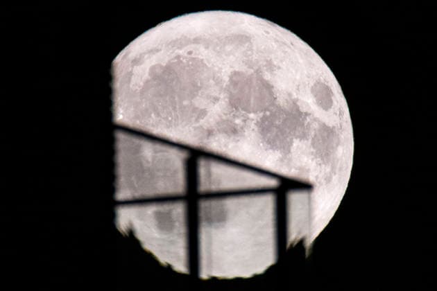 Strawberry Full Moon Rises Over The Netherlands The Strawberry full moon appears behind a balcony of high building, the first full moon of summer, rises in the Netherlands while June s full moon will be the lowest-hanging full moon of the year. Close-up of the full moon, nicknamed as Strawberry moon seen rising over the Dutch city of Eindhoven, between buildings and street lights. The moon is earth s natural satellite, illuminating the night sky. The Moon is an astronomical body orbiting Earth and is the planet s only natural satellite known as Selene or Luna. Eindhoven, Netherlands on June 30, 2026 Eindhoven Netherlands  Copyright: xNicolasxEconomoux originalFilename: oikonomou-notitle260630_npaaC.jpg