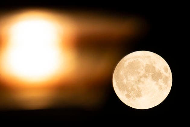 Strawberry Full Moon Rises Over The Netherlands The Strawberry full moon behind city lights, the first full moon of summer, rises in the Netherlands while June s full moon will be the lowest-hanging full moon of the year. Close-up of the full moon, nicknamed as Strawberry moon seen rising over the Dutch city of Eindhoven, between buildings and street lights. The moon is earth s natural satellite, illuminating the night sky. The Moon is an astronomical body orbiting Earth and is the planet s only natural satellite known as Selene or Luna. Eindhoven, Netherlands on June 30, 2026 Eindhoven Netherlands  Copyright: xNicolasxEconomoux originalFilename: oikonomou-notitle260630_npiZ7.jpg