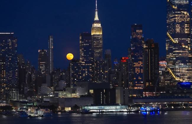 Full strawberry moon rises over midtown Manhattan in New York City NEW YORK, UNITED STATES - JUNE 29: June s full Strawberry Moon rises over the Manhattan skyline in New York City, U.S. on Monday, June 29, 2026. Selcuk Acar Anadolu New York United States. Editorial use only. Please get in touch for any other usage.  Copyright: x2026xAnadoluxSelcukxAcarx