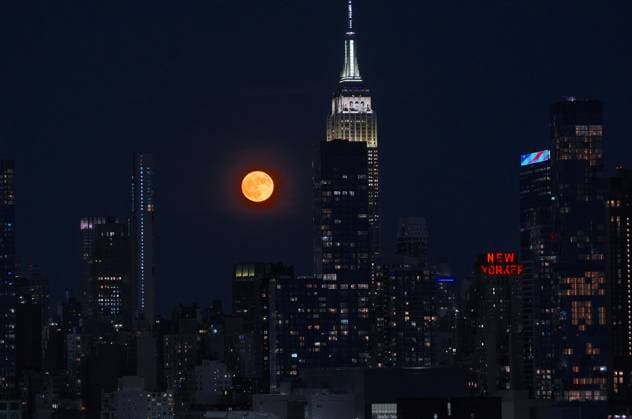Full strawberry moon rises over midtown Manhattan in New York City NEW YORK, UNITED STATES - JUNE 29: June s full Strawberry Moon rises over the Manhattan skyline in New York City, U.S. on Monday, June 29, 2026. Selcuk Acar Anadolu New York United States. Editorial use only. Please get in touch for any other usage.  Copyright: x2026xAnadoluxSelcukxAcarx
