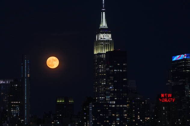 Full strawberry moon rises over midtown Manhattan in New York City NEW YORK, UNITED STATES - JUNE 29: June s full Strawberry Moon rises over the Manhattan skyline in New York City, U.S. on Monday, June 29, 2026. Selcuk Acar Anadolu New York United States. Editorial use only. Please get in touch for any other usage.  Copyright: x2026xAnadoluxSelcukxAcarx