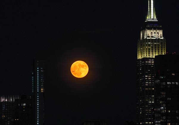 Full strawberry moon rises over midtown Manhattan in New York City NEW YORK, UNITED STATES - JUNE 29: June s full Strawberry Moon rises over the Manhattan skyline in New York City, U.S. on Monday, June 29, 2026. Selcuk Acar Anadolu New York United States. Editorial use only. Please get in touch for any other usage.  Copyright: x2026xAnadoluxSelcukxAcarx