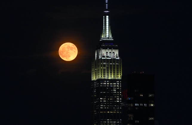 Full strawberry moon rises over midtown Manhattan in New York City NEW YORK, UNITED STATES - JUNE 29: June s full Strawberry Moon rises behind the Empire State building in New York City, U.S. on Monday, June 29, 2026. Selcuk Acar Anadolu New York United States. Editorial use only. Please get in touch for any other usage.  Copyright: x2026xAnadoluxSelcukxAcarx