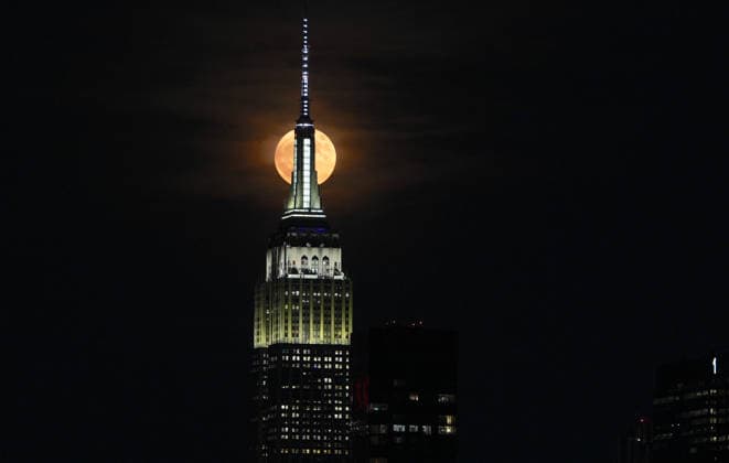 Full strawberry moon rises over midtown Manhattan in New York City NEW YORK, UNITED STATES - JUNE 29: June s full Strawberry Moon rises behind the Empire State building in New York City, U.S. on Monday, June 29, 2026. Selcuk Acar Anadolu New York United States. Editorial use only. Please get in touch for any other usage.  Copyright: x2026xAnadoluxSelcukxAcarx