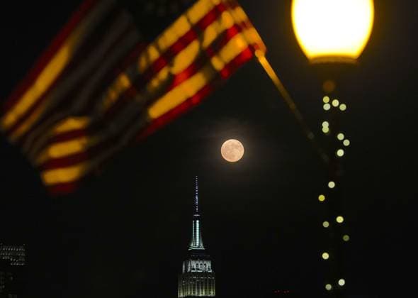 Full strawberry moon rises over midtown Manhattan in New York City NEW YORK, UNITED STATES - JUNE 29: June s full Strawberry Moon rises over the Manhattan skyline in New York City, U.S. on Monday, June 29, 2026. Selcuk Acar Anadolu New York United States. Editorial use only. Please get in touch for any other usage.  Copyright: x2026xAnadoluxSelcukxAcarx