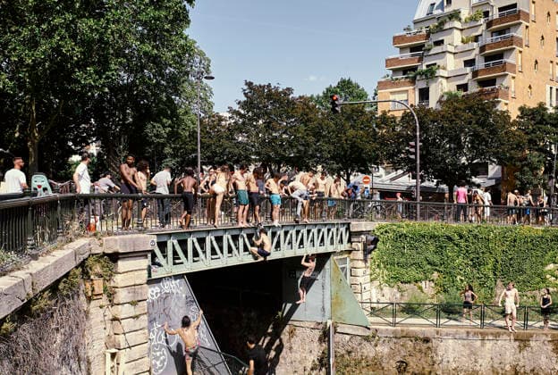 Heatwave Canal Saint Martin Paris People climb and jump from a metal footbridge into the Canal Saint-Martin in Paris, France, on June 23, 2026. As France experiences a major heatwave, people use the Canal Saint-Martin as an improvised urban beach to cool off. While the city recently opened a regulated swimming area, the extreme temperatures have led many to swim in unapproved sections of the waterway. Paris Ile de France France Copyright: xOliviaxBonnamourx