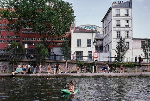 Heatwave Canal Saint Martin Paris People swim and relax along the Canal Saint-Martin in Paris, France, on June 23, 2026. As France experiences a major heatwave, people use the Canal Saint-Martin as an improvised urban beach to cool off. While the city recently opened a regulated swimming area, the extreme temperatures have led many to swim in unapproved sections of the waterway. Paris Ile de France France Copyright: xOliviaxBonnamourx