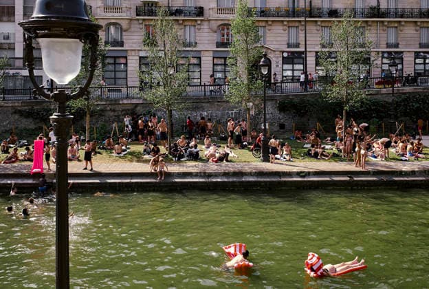 Heatwave Canal Saint Martin Paris People swim and relax along the Canal Saint-Martin in Paris, France, on June 23, 2026. As France experiences a major heatwave, people use the Canal Saint-Martin as an improvised urban beach to cool off. While the city recently opened a regulated swimming area, the extreme temperatures have led many to swim in unapproved sections of the waterway. Paris Ile de France France Copyright: xOliviaxBonnamourx
