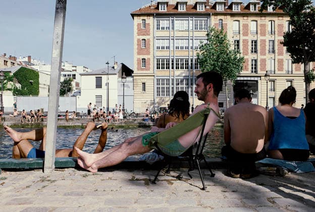 Heatwave Canal Saint Martin Paris People swim and relax along the Canal Saint-Martin in Paris, France, on June 23, 2026. As France experiences a major heatwave, people use the Canal Saint-Martin as an improvised urban beach to cool off. While the city recently opened a regulated swimming area, the extreme temperatures have led many to swim in unapproved sections of the waterway. Paris Ile de France France Copyright: xOliviaxBonnamourx
