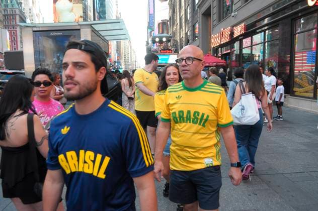 Daily Life in New York City, US - 29 Jun 2026 People wearing jerseys of the Brazilian soccer team walk in Times Square, Manhattan, New York City. New York United States Copyright: xJiminxKimx xSOPAxImagesx JKIM_daily_life_nyc_jun_29_26_DSC6959.jpeg