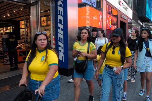 Daily Life in New York City, US - 29 Jun 2026 People wearing jerseys of the Brazilian soccer team walk in Times Square, Manhattan, New York City. New York United States Copyright: xJiminxKimx xSOPAxImagesx JKIM_daily_life_nyc_jun_29_26_DSC6954.jpeg