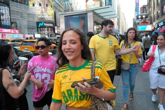 Daily Life in New York City, US - 29 Jun 2026 People wearing jerseys of the Brazilian soccer team walk in Times Square, Manhattan, New York City. New York United States Copyright: xJiminxKimx xSOPAxImagesx JKIM_daily_life_nyc_jun_29_26_DSC6960.jpeg