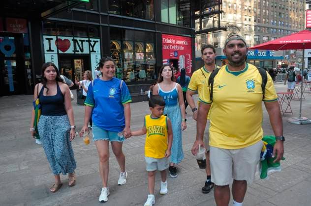 Daily Life in New York City, US - 29 Jun 2026 People wearing jerseys of the Brazilian soccer team walk in Times Square, Manhattan, New York City. New York United States Copyright: xJiminxKimx xSOPAxImagesx JKIM_daily_life_nyc_jun_29_26_DSC6963.jpeg