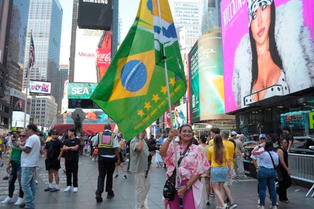 June 29, 2026, New York, United States: A fan of the Brazilian soccer team holds a Brazilian flag in Times Square, Manhattan, New York City. New York United States  - ZUMAs197 20260629_aaa_s197_137 Copyright: xJiminxKimx