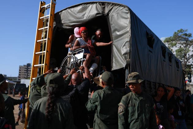 Caraballeda Relief Center, La Guaira, Venezuela Members of the Venezuelan army assist a woman in a wheelchair to board a convoy at the Caraballeda relief center before departing for the Panama School, after an earthquake in Venezuela destroys her home in La Guaira on June 29, 2026. La Guaira Venezuela  Copyright: xJavierxCamposx originalFilename: campos-notitle260629_np4vf.jpg