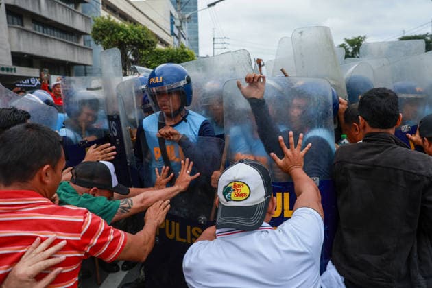 Anti-corruption protest in the Philippines METRO MANILA, PHILIPPINES - JUNE 30: Protesters clash with riot police as officers attempt to disperse them while thousands of people occupy major roads during a protest against corruption near the EDSA People Power Monument in Quezon City, Metro Manila, Philippines, on June 30, 2026. The unannounced occupation, which began early in the morning, caused traffic to come to a standstill in many parts of the capital region. The protest comes amid ongoing political tensions over corruption in flood control projects and the impeachment trial of Vice President Sara Duterte. Daniel Ceng Anadolu Metro Manila Philippines. Editorial use only. Please get in touch for any other usage.  Copyright: x2026xAnadoluxDanielxCengx
