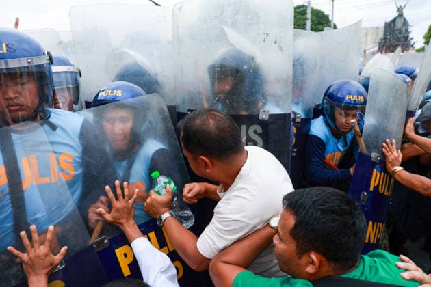 Anti-corruption protest in the Philippines METRO MANILA, PHILIPPINES - JUNE 30: Protesters clash with riot police as officers attempt to disperse them while thousands of people occupy major roads during a protest against corruption near the EDSA People Power Monument in Quezon City, Metro Manila, Philippines, on June 30, 2026. The unannounced occupation, which began early in the morning, caused traffic to come to a standstill in many parts of the capital region. The protest comes amid ongoing political tensions over corruption in flood control projects and the impeachment trial of Vice President Sara Duterte. Daniel Ceng Anadolu Metro Manila Philippines. Editorial use only. Please get in touch for any other usage.  Copyright: x2026xAnadoluxDanielxCengx