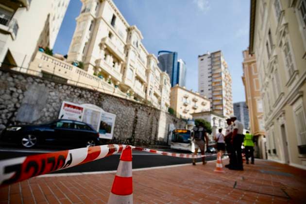 News Themen der Woche KW27 Explosion ofof criminal origin in Monaco PHOTOPQR NICE MATIN OTTONELLO Jean Francois Monaco June 30, 2026 ATTACK EXPLOSION MONACO A bomb planted in the lobby of a building in Monaco injured three people, including a Ukrainian oligarch, on Monday, June 29, 2026. A suspect is still being actively sought in the aftermath of the incident. MONACO EXPLOSION Three people were injured—two seriously—in Monaco on Monday evening following an explosion in a residential building near the French border. Authorities are pointing to a possible malicious act. Monaco, France  Copyright: xPHOTOPQR NICExMATIN MAXPPPxOTTONELLOxJean-Francoisx 20260630NIM5313 20260630NIM5341