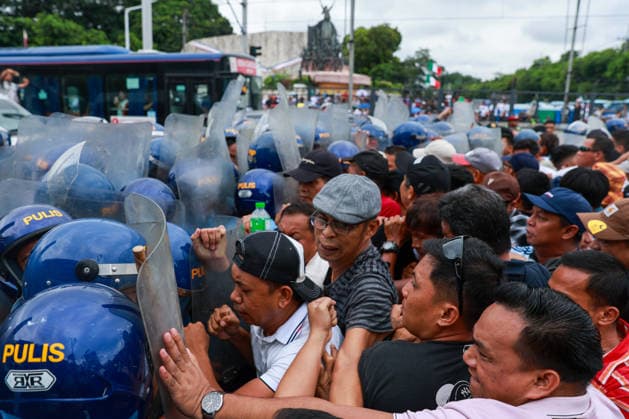 Anti-corruption protest in the Philippines METRO MANILA, PHILIPPINES - JUNE 30: Protesters attempt to block a road with a barricade as thousands of people occupy major roads during a protest against corruption near the EDSA People Power Monument in Quezon City, Metro Manila, Philippines, on June 30, 2026. The occupation of major roads, which began early in the morning, caused traffic to come to a standstill in many parts of the capital region. The protest comes amid ongoing political tensions over alleged corruption in flood control projects and the impeachment trial of Vice President Sara Duterte. Daniel Ceng Anadolu Metro Manila Philippines. Editorial use only. Please get in touch for any other usage.  Copyright: x2026xAnadoluxDanielxCengx