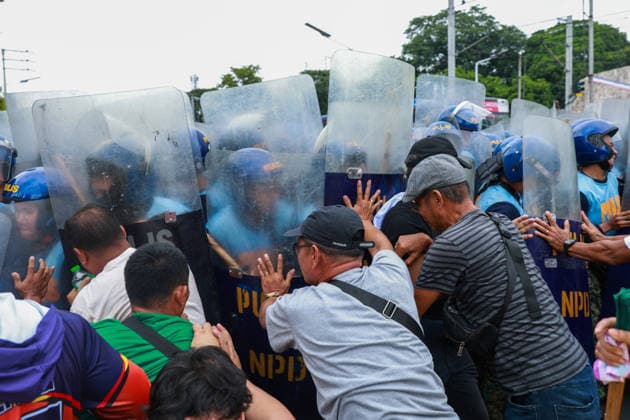 Anti-corruption protest in the Philippines METRO MANILA, PHILIPPINES - JUNE 30: Protesters attempt to block a road with a barricade as thousands of people occupy major roads during a protest against corruption near the EDSA People Power Monument in Quezon City, Metro Manila, Philippines, on June 30, 2026. The occupation of major roads, which began early in the morning, caused traffic to come to a standstill in many parts of the capital region. The protest comes amid ongoing political tensions over alleged corruption in flood control projects and the impeachment trial of Vice President Sara Duterte. Daniel Ceng Anadolu Metro Manila Philippines. Editorial use only. Please get in touch for any other usage.  Copyright: x2026xAnadoluxDanielxCengx