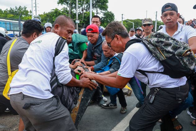Anti-corruption protest in the Philippines METRO MANILA, PHILIPPINES - JUNE 30: Protesters attempt to block a road with a barricade as thousands of people occupy major roads during a protest against corruption near the EDSA People Power Monument in Quezon City, Metro Manila, Philippines, on June 30, 2026. The occupation of major roads, which began early in the morning, caused traffic to come to a standstill in many parts of the capital region. The protest comes amid ongoing political tensions over alleged corruption in flood control projects and the impeachment trial of Vice President Sara Duterte. Daniel Ceng Anadolu Metro Manila Philippines. Editorial use only. Please get in touch for any other usage.  Copyright: x2026xAnadoluxDanielxCengx