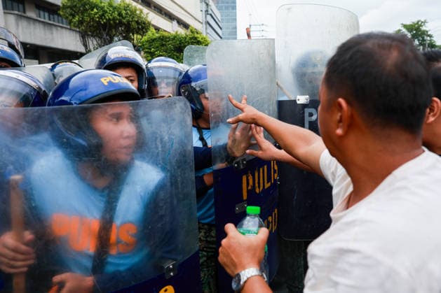 Anti-corruption protest in the Philippines METRO MANILA, PHILIPPINES - JUNE 30: Protesters clash with riot police as officers attempt to disperse them while thousands of people occupy major roads during a protest against corruption near the EDSA People Power Monument in Quezon City, Metro Manila, Philippines, on June 30, 2026. The unannounced occupation, which began early in the morning, caused traffic to come to a standstill in many parts of the capital region. The protest comes amid ongoing political tensions over corruption in flood control projects and the impeachment trial of Vice President Sara Duterte. Daniel Ceng Anadolu Metro Manila Philippines. Editorial use only. Please get in touch for any other usage.  Copyright: x2026xAnadoluxDanielxCengx