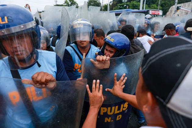 Anti-corruption protest in the Philippines METRO MANILA, PHILIPPINES - JUNE 30: Protesters clash with riot police as officers attempt to disperse them while thousands of people occupy major roads during a protest against corruption near the EDSA People Power Monument in Quezon City, Metro Manila, Philippines, on June 30, 2026. The unannounced occupation, which began early in the morning, caused traffic to come to a standstill in many parts of the capital region. The protest comes amid ongoing political tensions over corruption in flood control projects and the impeachment trial of Vice President Sara Duterte. Daniel Ceng Anadolu Metro Manila Philippines. Editorial use only. Please get in touch for any other usage.  Copyright: x2026xAnadoluxDanielxCengx