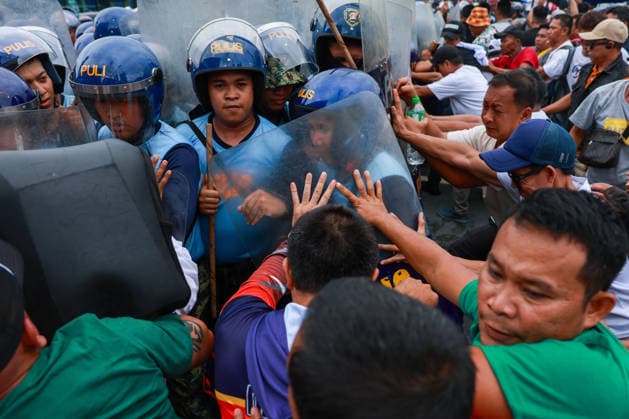 Anti-corruption protest in the Philippines METRO MANILA, PHILIPPINES - JUNE 30: Protesters clash with riot police as officers attempt to disperse them while thousands of people occupy major roads during a protest against corruption near the EDSA People Power Monument in Quezon City, Metro Manila, Philippines, on June 30, 2026. The unannounced occupation, which began early in the morning, caused traffic to come to a standstill in many parts of the capital region. The protest comes amid ongoing political tensions over corruption in flood control projects and the impeachment trial of Vice President Sara Duterte. Daniel Ceng Anadolu Metro Manila Philippines. Editorial use only. Please get in touch for any other usage.  Copyright: x2026xAnadoluxDanielxCengx