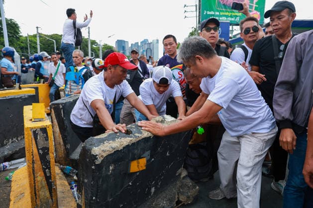 Anti-corruption protest in the Philippines METRO MANILA, PHILIPPINES - JUNE 30: Protesters attempt to block a road with a barricade as thousands of people occupy major roads during a protest against corruption near the EDSA People Power Monument in Quezon City, Metro Manila, Philippines, on June 30, 2026. The occupation of major roads, which began early in the morning, caused traffic to come to a standstill in many parts of the capital region. The protest comes amid ongoing political tensions over alleged corruption in flood control projects and the impeachment trial of Vice President Sara Duterte. Daniel Ceng Anadolu Metro Manila Philippines. Editorial use only. Please get in touch for any other usage.  Copyright: x2026xAnadoluxDanielxCengx
